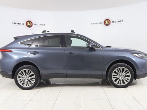 Used 2023 Toyota Venza XLE image 2