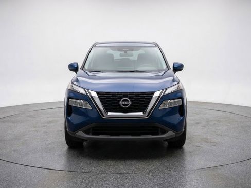 Used 2025 Nissan Rogue SV image 2