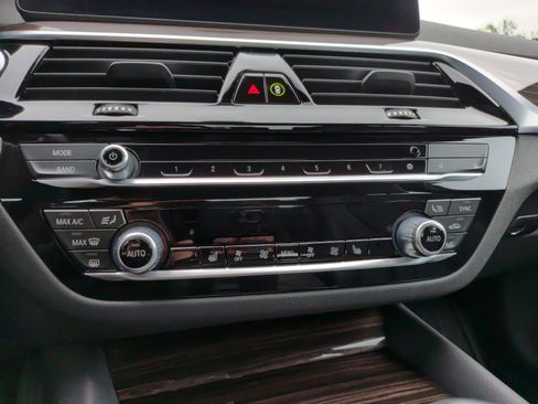 Used 2023 BMW 530e w/ Premium Package image 19