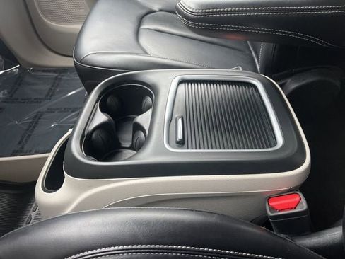 Used 2023 Chrysler Pacifica Touring-L FWD image 34