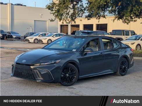 Used 2025 Toyota Camry SE w/ Convenience Package FWD image 1
