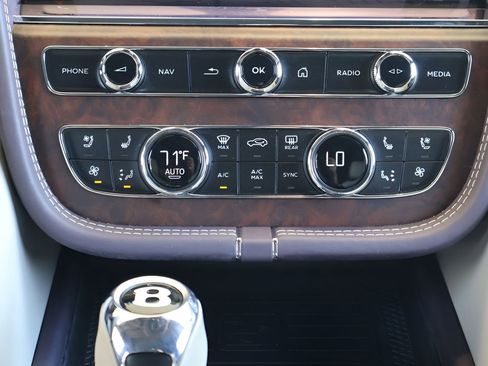Used 2023 Bentley Bentayga Extended Wheelbase AWD/4WD image 18