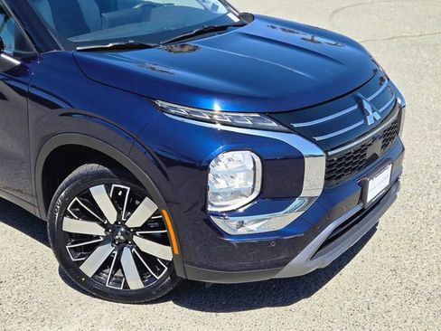 Used 2025 Mitsubishi Outlander SE image 4