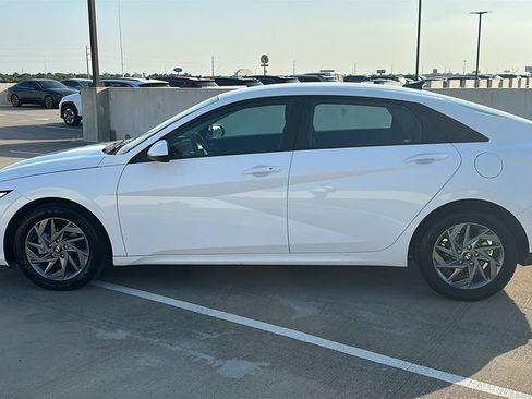 Used 2024 Hyundai Elantra SEL FWD image 9