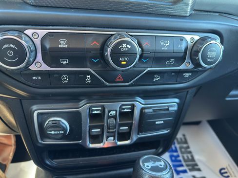 Used 2020 Jeep Wrangler Unlimited Sahara image 17