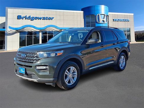 Used 2022 Ford Explorer XLT w/ Equipment Group 202A image 3