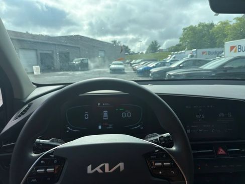 Used 2025 Kia Niro LX FWD image 3
