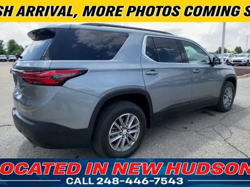 Used 2023 Chevrolet Traverse LT FWD image 2