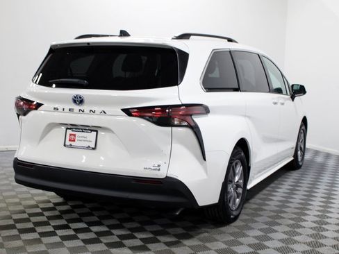 Certified 2021 Toyota Sienna LE image 6