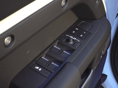 New 2025 Land Rover Defender 110 X-Dynamic SE image 38