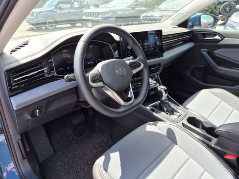 Used 2025 Volkswagen Jetta SE FWD image 14