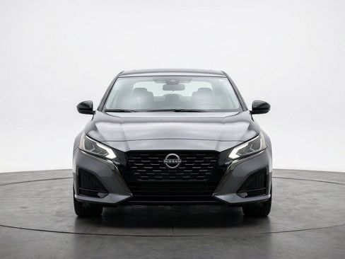 Used 2025 Nissan Altima 2.5 SV FWD image 2