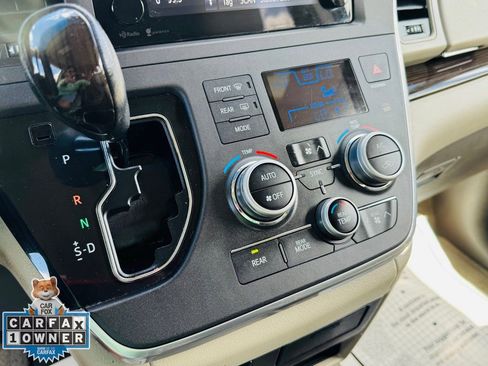 Used 2015 Toyota Sienna XLE image 21
