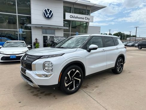 Used 2023 Mitsubishi Outlander SE FWD image 1