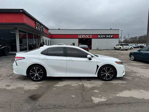 Used 2020 Toyota Camry SE image 2