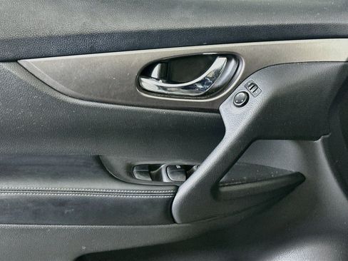 Used 2016 Nissan Rogue SV AWD/4WD image 15