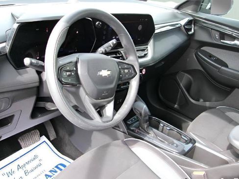 Used 2025 Chevrolet TrailBlazer LT AWD/4WD image 12