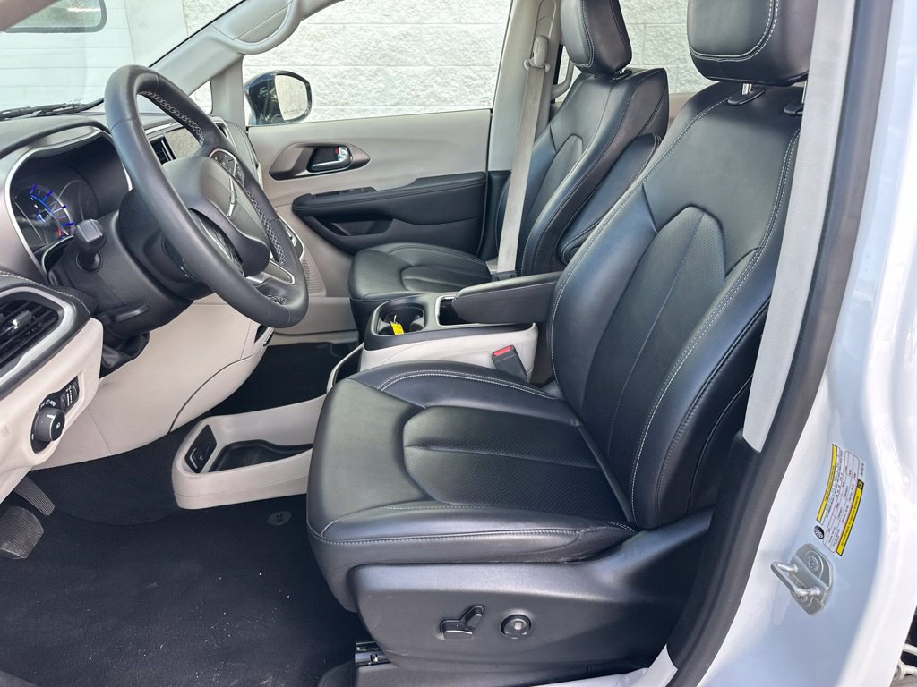 Used 2024 Chrysler Pacifica Limited FWD image 6