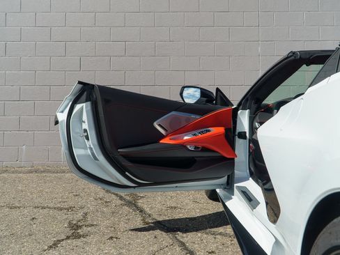 Used 2023 Chevrolet Corvette Stingray Premium Conv w/ Z51 Performance Package RWD image 16
