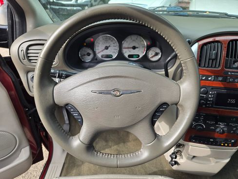 Used 2007 Chrysler Town & Country Limited image 24