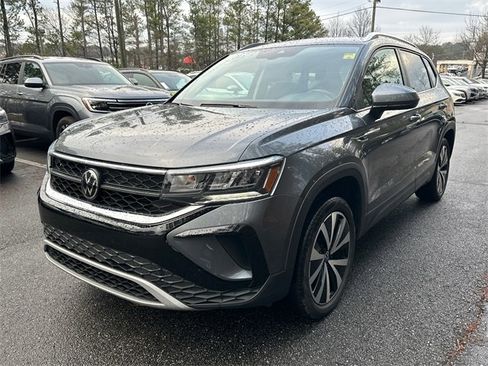 Certified 2024 Volkswagen Taos SE image 3