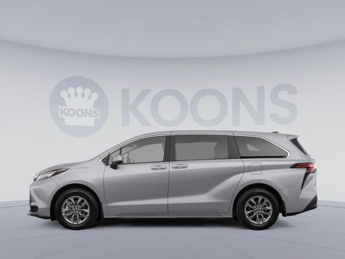 Used 2024 Toyota Sienna LE image 2