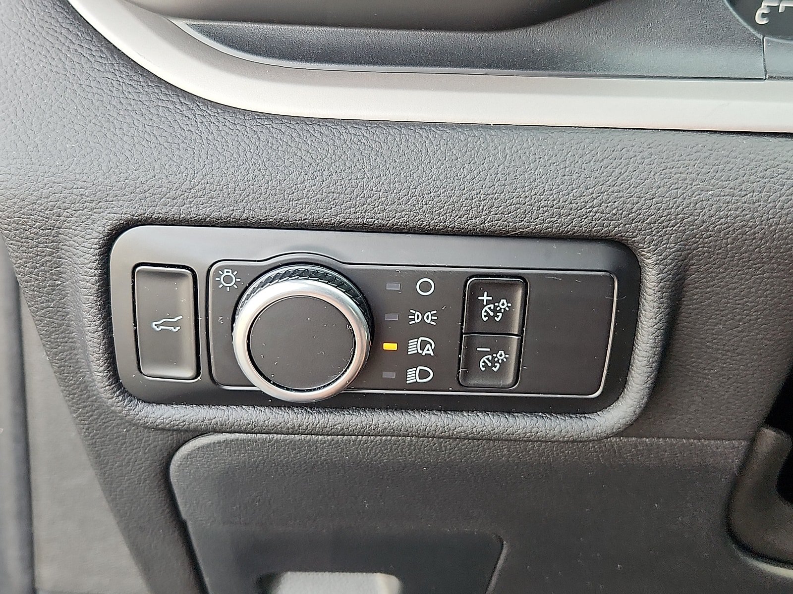 Used 2023 Ford Explorer XLT AWD/4WD image 26