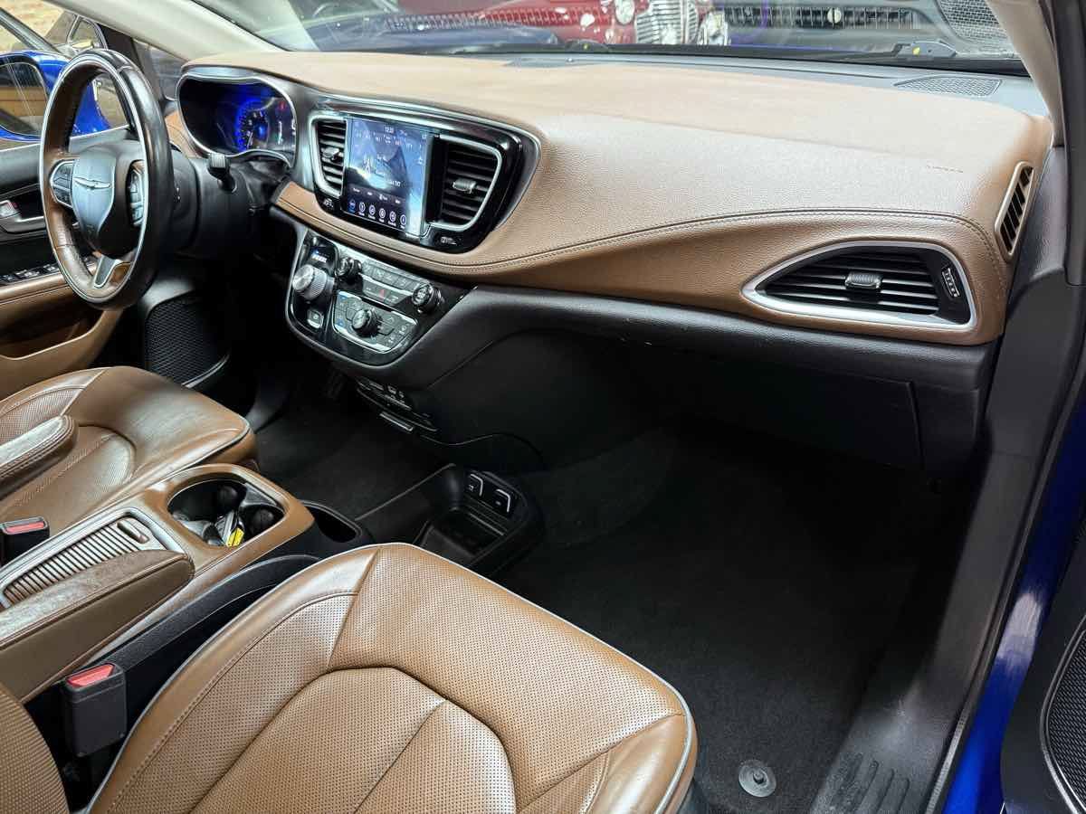 Used 2018 Chrysler Pacifica Limited w/ Tire & Wheel Group FWD image 11