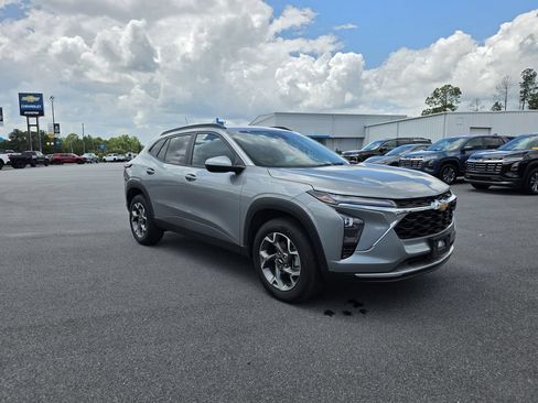 Used 2025 Chevrolet Trax LT FWD image 7