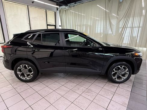 Certified 2025 Chevrolet Trax LT w/ LT Convenience Package FWD image 3