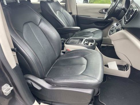 Used 2020 Chrysler Pacifica Touring-L FWD image 23
