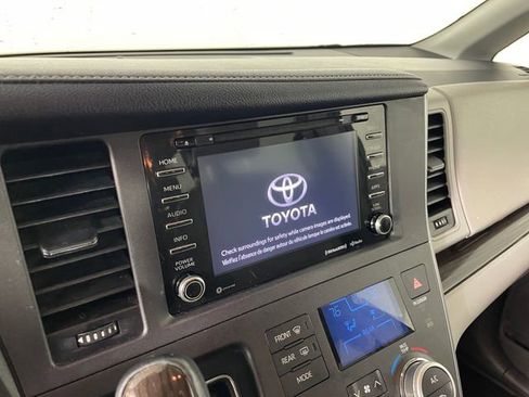 Used 2018 Toyota Sienna XLE image 7