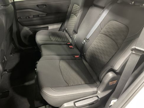 Used 2024 Nissan Pathfinder S image 11