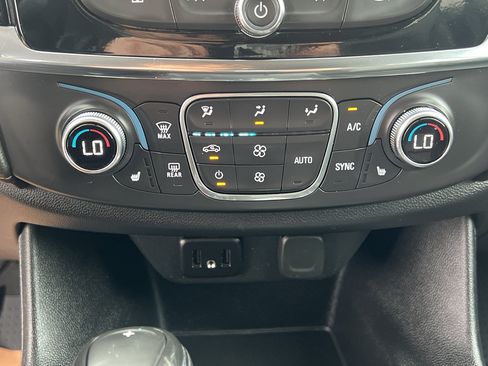 Used 2020 Chevrolet Traverse LT w/ LPO, Blackout Package FWD image 21