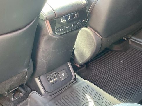Used 2021 Toyota Highlander Limited FWD image 13