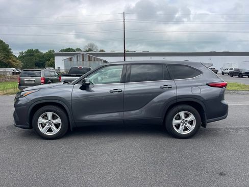 Used 2021 Toyota Highlander LE AWD/4WD image 2