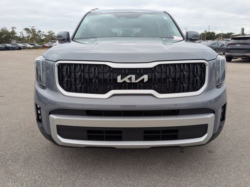 Certified 2025 Kia Telluride LX image 3