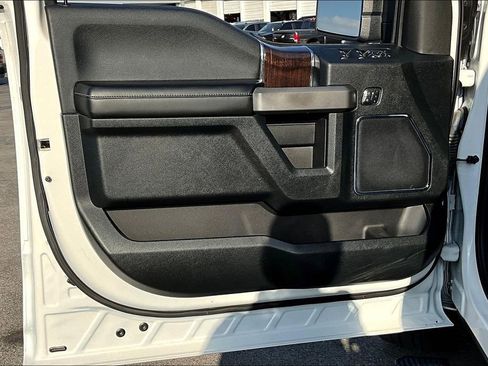 Used 2017 Ford F150 Platinum w/ Equipment Group 701A Luxury image 20