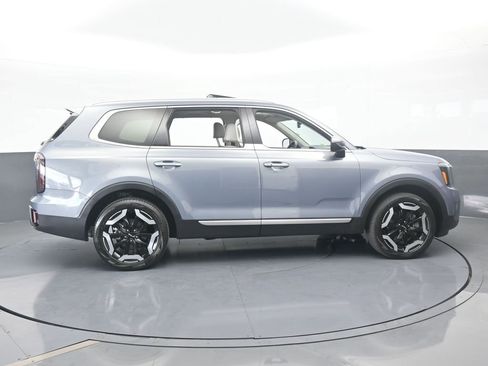 Used 2024 Kia Telluride EX w/ EX Captain's Chair Package image 7