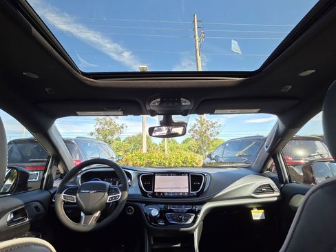 New 2026 Chrysler Pacifica Limited image 11
