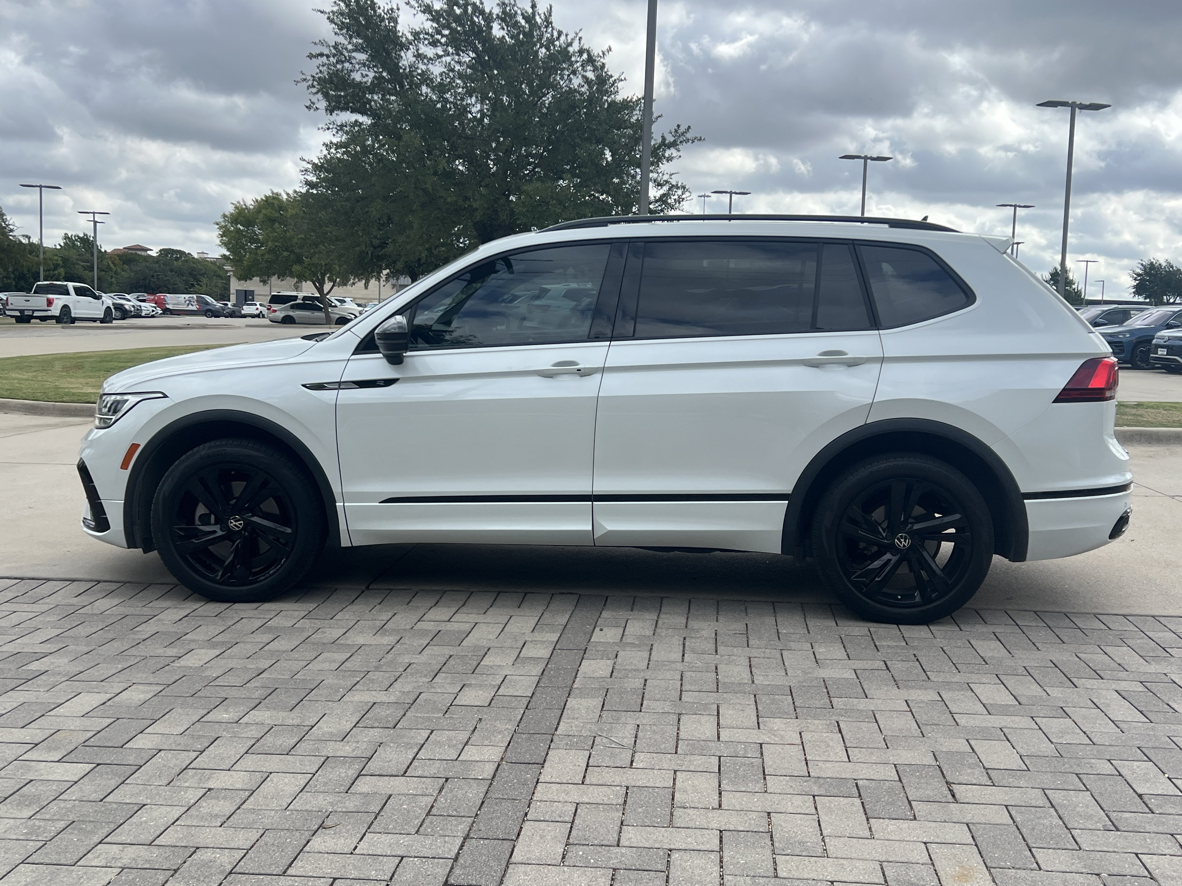 Certified 2024 Volkswagen Tiguan SE R-Line FWD image 6