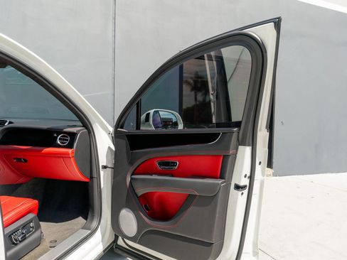 Used 2023 Bentley Bentayga image 58