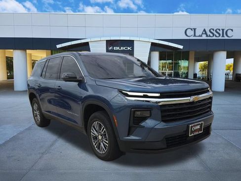 Used 2024 Chevrolet Traverse LS FWD image 1