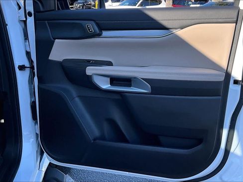 Used 2025 Ford Ranger Lariat w/ Chrome Accent Package image 21