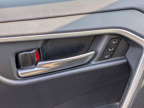 Used 2020 Toyota RAV4 XLE Premium image 15