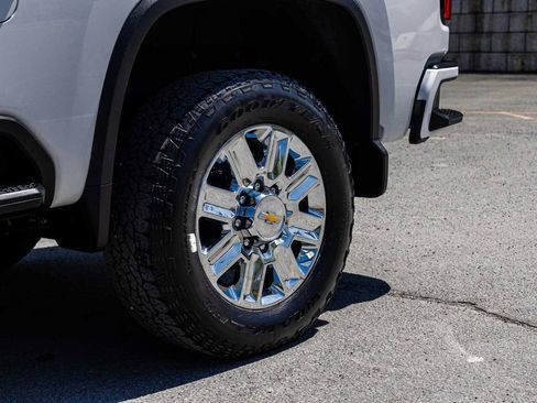 Used 2024 Chevrolet Silverado 2500 High Country w/ High Country Premium Package AWD/4WD image 8