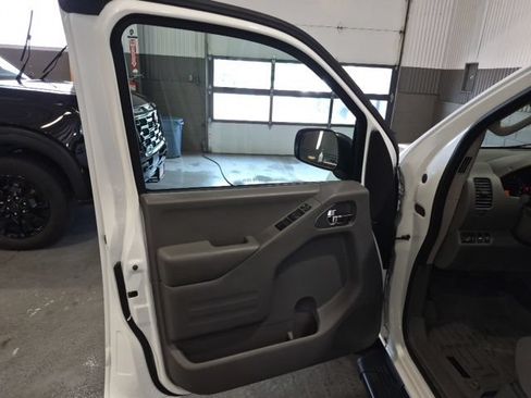 Used 2016 Nissan Frontier SV w/ SV Value Truck Package AWD/4WD image 10