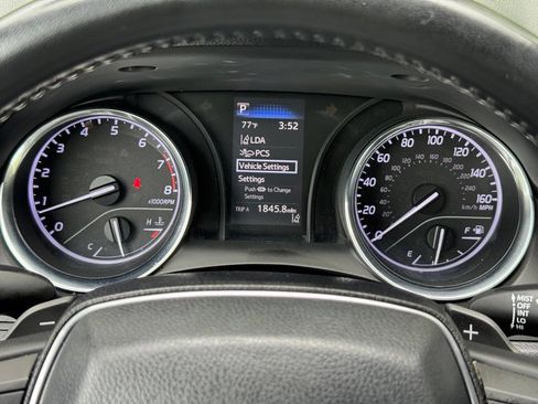 Used 2019 Toyota Camry SE w/ Carpet Mat Package FWD image 2