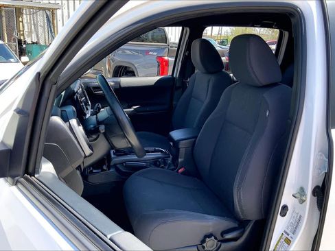 Used 2018 Toyota Tacoma TRD Sport w/ Technology Package image 8