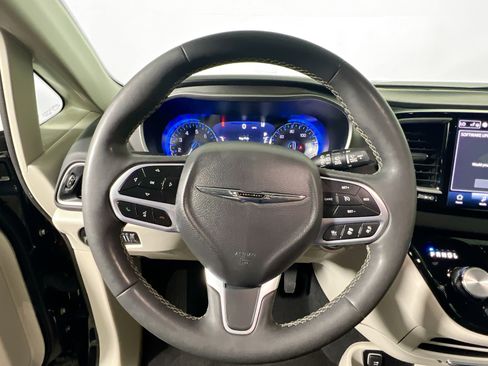 Used 2023 Chrysler Pacifica Touring-L FWD image 17